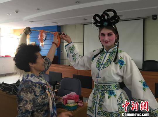 奥地利中学生在MK体育体验中国京剧　盛捷　摄